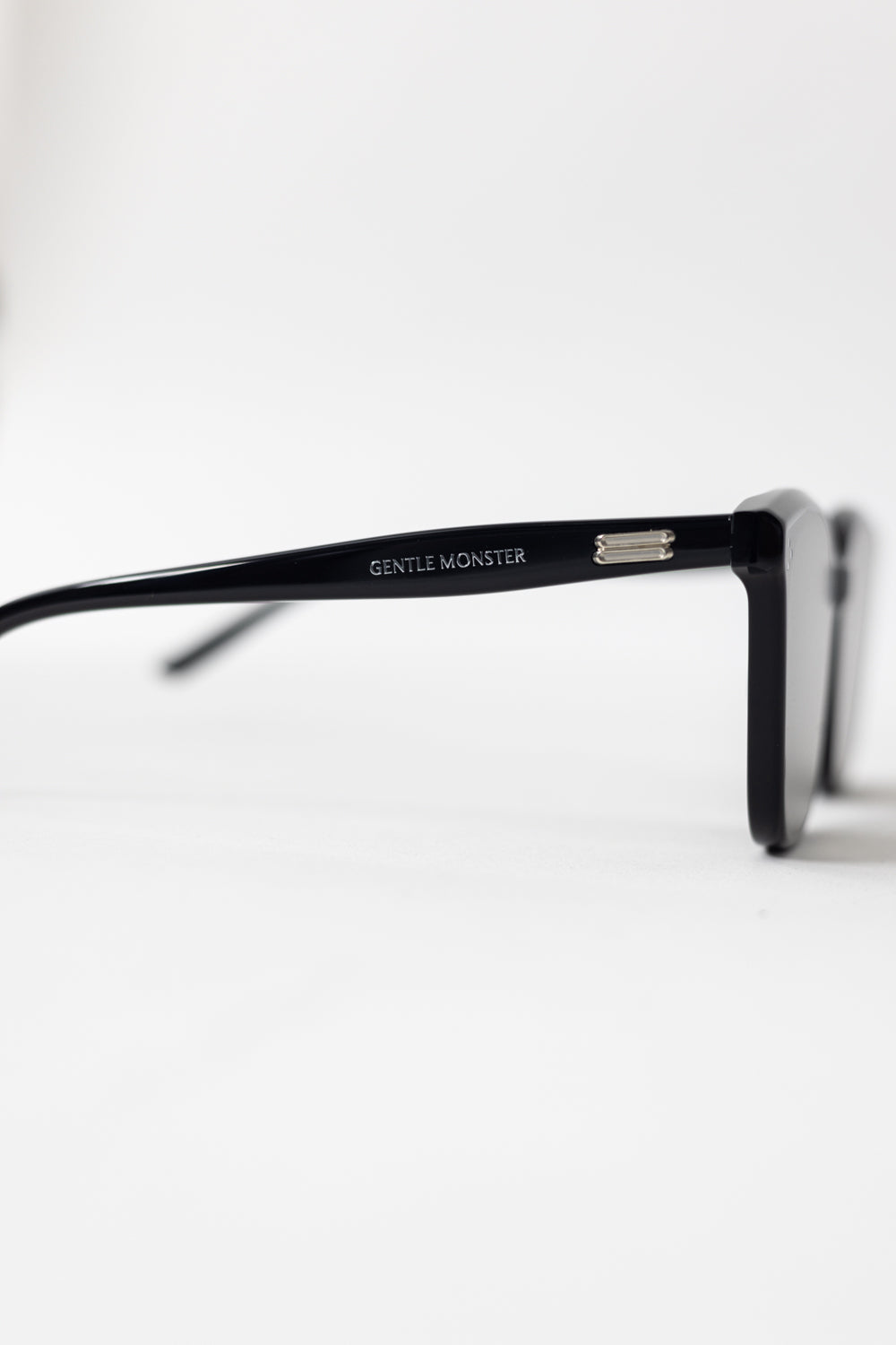 Gentle Monster Lo Lou 01 Sunglasses Black
